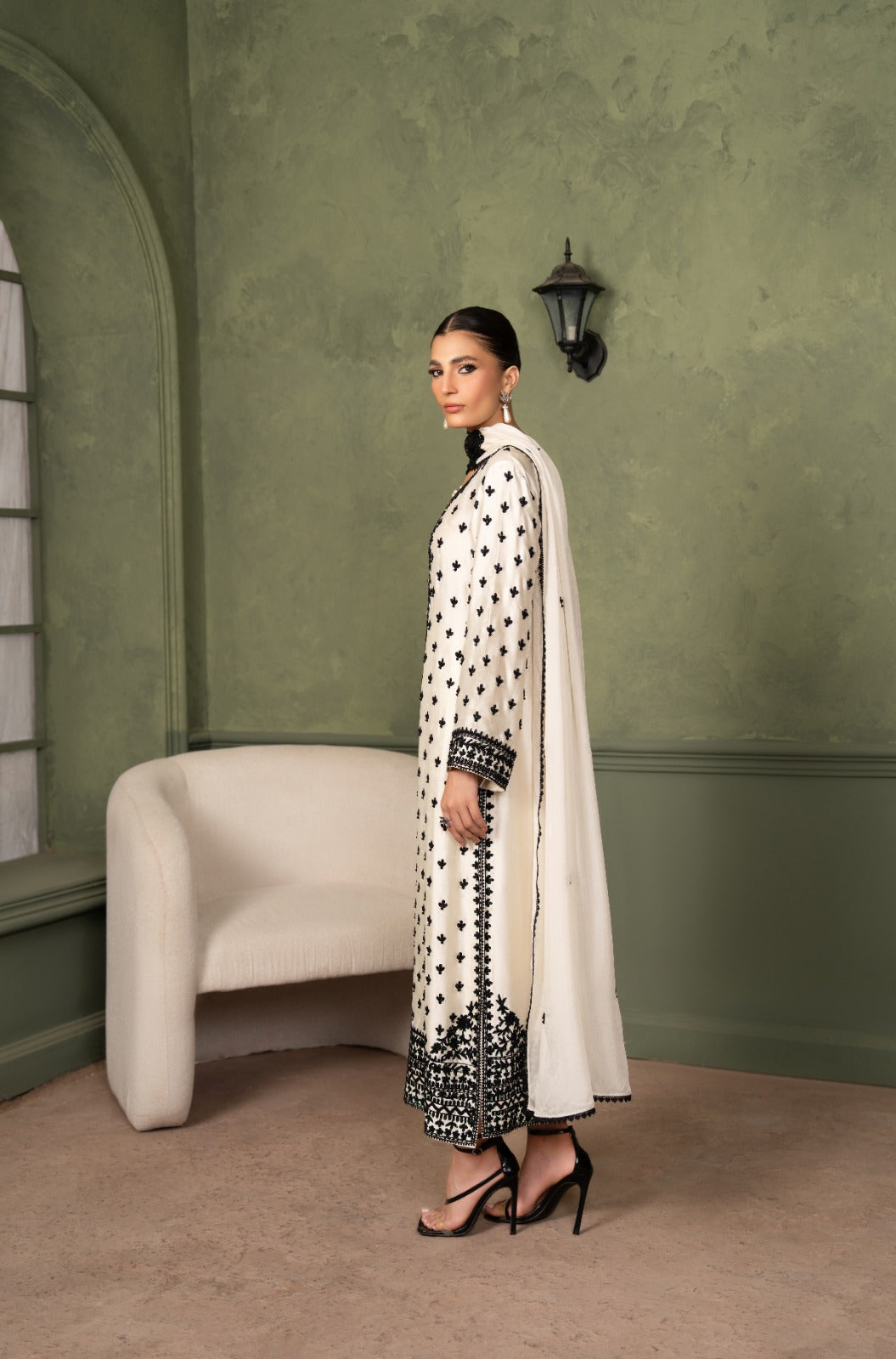 Noir Ivory – Ari Work Long Shirt with Central Motif Dupatta | 3-Piece Luxury Formal